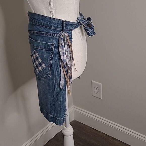 Old Navy jeans upcycle apron. Distressed edges - Picture 2 of 11
